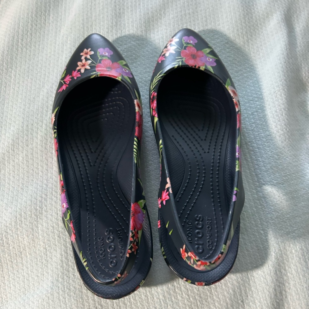 CROCS Freesail Sling-back Flats in Tropical Floral Poppy, Size 10, NWT